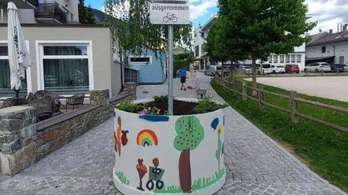Im Frühjahr wurde westlich des Gemeindehauses eine neue Fußgängerzone eröffnet