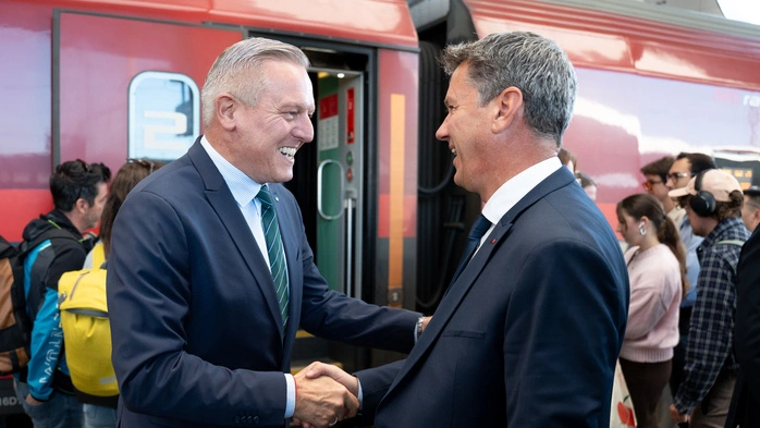 Begrüßung auf dem Hauptbahnhof: Der steirische Landeshauptmann Mario Kunasek (FPÖ) empfing Kärntens Landeshauptmann Daniel Fellner (SPÖ), der samt Delegation mit der Koralmbahn angereist ist