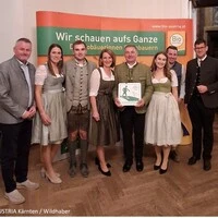 3. Landtagspräsident Günter Leikam (links), Familie Prasser und Landeshauptmann-Stellvertreter Martin Gruber (rechts)